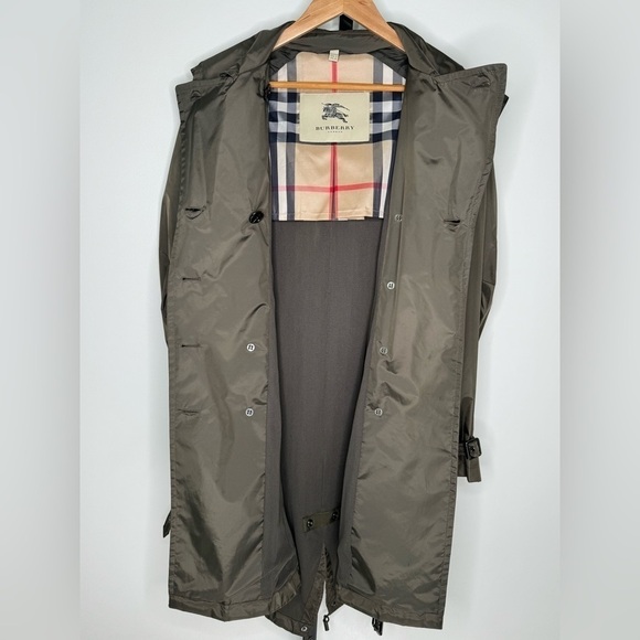 Burberry Women's Raincoat - Classic Elegance for Rainy Days 🌧️ - Picture 4 of 9